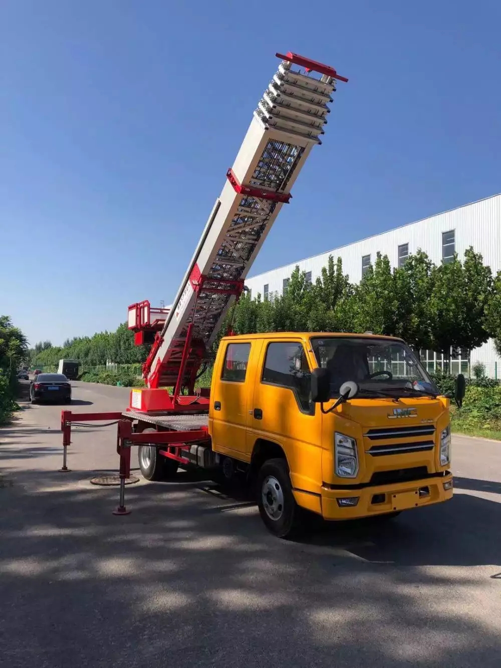 江汉附近的云梯车出租服务：轻松解决高空作业需求